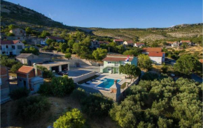Beautiful home in Lisane Ostrovicke with Outdoor swimming pool, WiFi and 5 Bedrooms